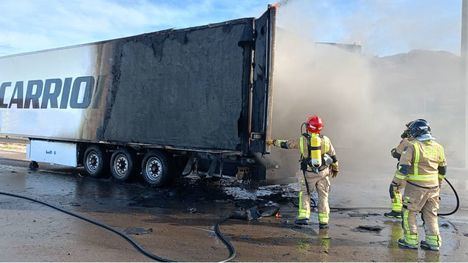 Los bomberos sofocan el fuego en el tráiler