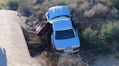 Un vehículo se sale de la vía en Mazarrón y comienza a arder