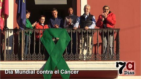 Alhama se suma al Día contra el Cáncer con un lazo verde en la fachada del Ayuntamiento