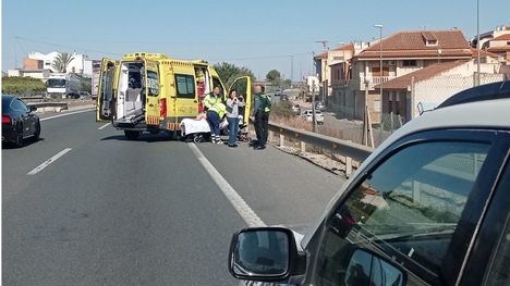 Una mujer cae desde una caravana en marcha por la autovía en Librilla