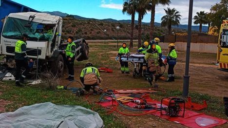 Atrapado en su camión tras salirse de la A-7 a su paso por Totana