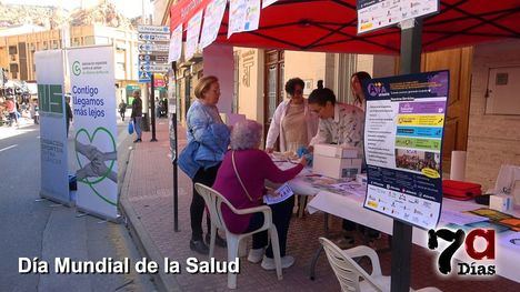 Sanitarios y ONGs celebran el Día Mundial de la Salud en el Mercado Semanal