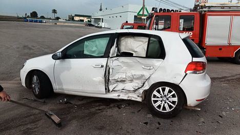 Dos heridos en un accidente en Totana al chocar dos vehículos