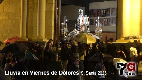 La procesión de Viernes de Dolores termina bajo la lluvia y a la carrera