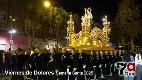 Solemnidad y emoción en la procesión de la Virgen de los Dolores hasta que llegó la lluvia