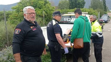 P. Civil y Policía Local de Librilla ayudan a una mujer mayor que se fracturó el tobillo