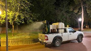 Fumigación contra los mosquitos en las zonas verdes de Alhama en la madrugada del sábado