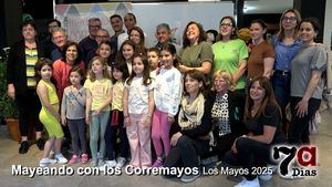 Niños y maestros del Ginés Díaz-S. Cristóbal inauguran Mayeando con los Corremayos