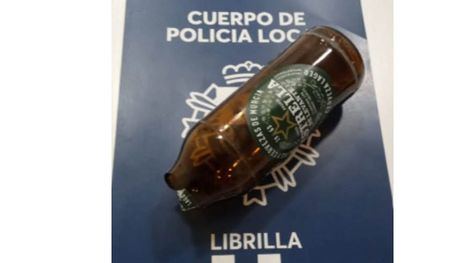 Detenido en Librilla al amenazar a policías y clientes de un bar con un botellín roto