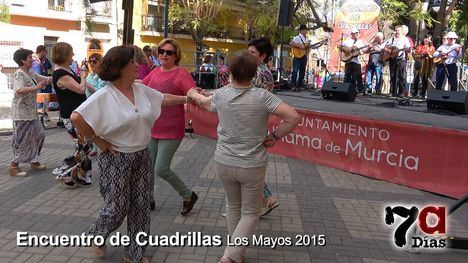 La música tradicional suena en Los Mayos con las cuadrillas