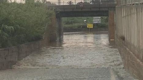 La Policía Local rescata a una persona atrapada durante la tormenta