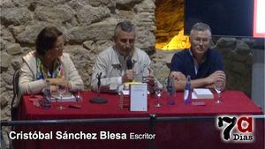 Cristóbal Sánchez Blesa presenta su libro con sus hermanos Alonso y Magdalena