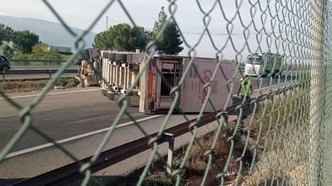 Trasladado al hospital el conductor de un camión volcado en la autovía en Librilla