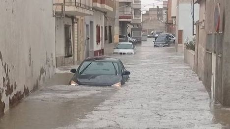 Rescatado en Librilla un conductor atrapado por la lluvia