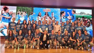 Homenaje de ElPozo al Alhama CF ElPozo por su ascenso a Primera
