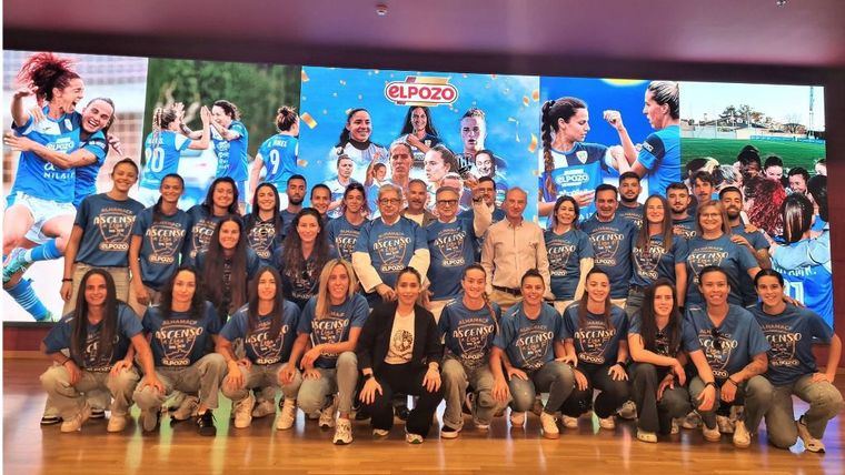 Los integrantes del Alhama Club de Fútbol ElPozo junto al equipo directivo de la compañía de alimentación