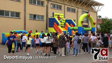 Deportimayos pasados por agua, pero con los niños disfrutando a lo grande con sus amigos