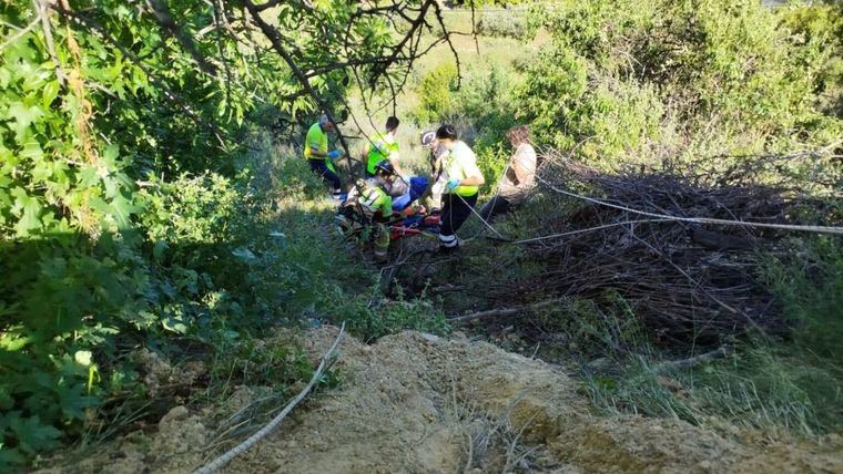 Rescatan a un motorista caído por un terraplén a la entrada de El Berro