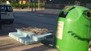 Dejar enseres en la calle está sancionado con hasta 3.000 euros