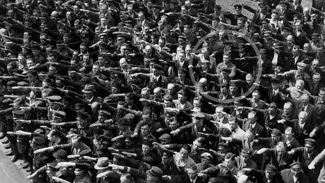 Fotografía de 1936 en la que se observa entre la multitud a August Landmesser, la única persona que no hace el saludo nazi en el acto de botadura del velero Horst Wessel