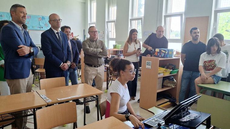 El consejero de Educación y Formación Profesional, Víctor Marín, visitó el IES San Juan de la Cruz de Caravaca de la Cruz donde se realizarán obras de sustitución de cubiertas y la instalación de placas solares este veran