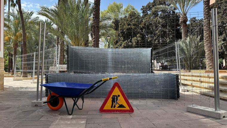 Comienzan a vallar la Plaza de la Constitución para iniciar las obras
