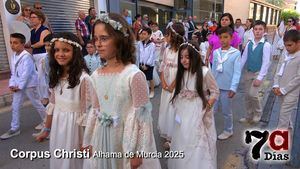 Procesión del Corpus Christi con los niños de la Primera Comunión