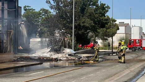Controlado el fuego que ha causado graves daños en el Polígono