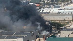 Dos personas atendidas por inhalación de humo en el incendio de la nave del Polígono
