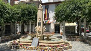 El Ayuntamiento adorna el Jardín de los Patos para el Día del Orgullo
