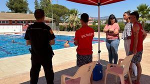 La alcaldesa condena el incidente de la piscina y anuncia más seguridad