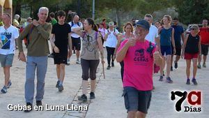 Gebas reúne a medio centenar de personas para caminar bajo la luz de la Luna Llena