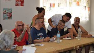 Visita de la edil de Bienestar Social al curso 'Comunica a través del cuerpo'