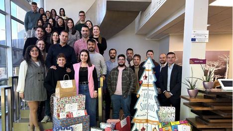 Los trabajadores de Moyca, junto al Árbol de los Deseos