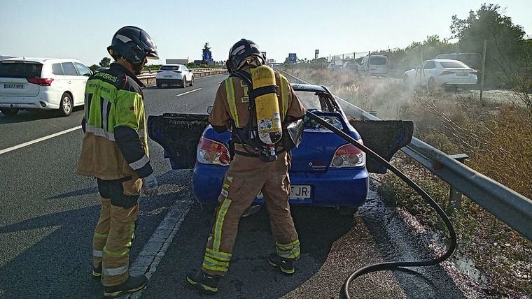 Incendio de un vehículo en la autovía a su paso por Librilla