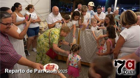 El tradicional reparto de pan, uno de la actos más concurridos de las fiestas de Gebas