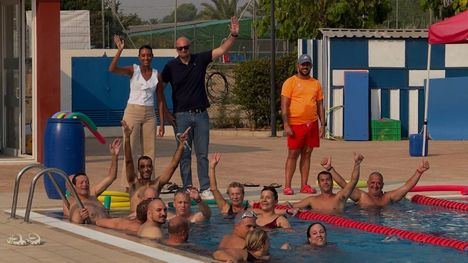 Rosa Sánchez: Visita a las instalaciones de la piscina de verano