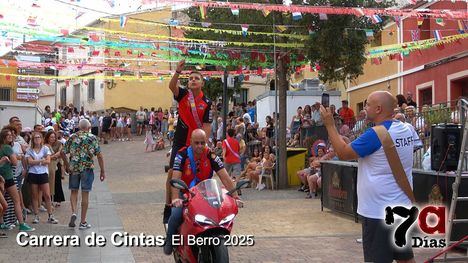 El Berro llena su plaza con la carrera de cintas en el inicio de su fiesta