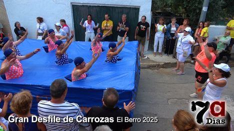 Las chicas de la Sicro triunfan en el Desfile de Carrozas de El Berro