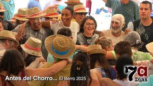 Baile, música, harina y agua, la mezcla previa al remojón en el Chorro