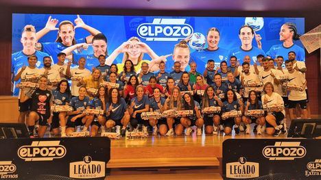 Los integrantes del Alhama Club de Fútbol ElPozo junto al equipo directivo de la compañía de alimentación y que estrenan nueva equipación Nike esta temporada