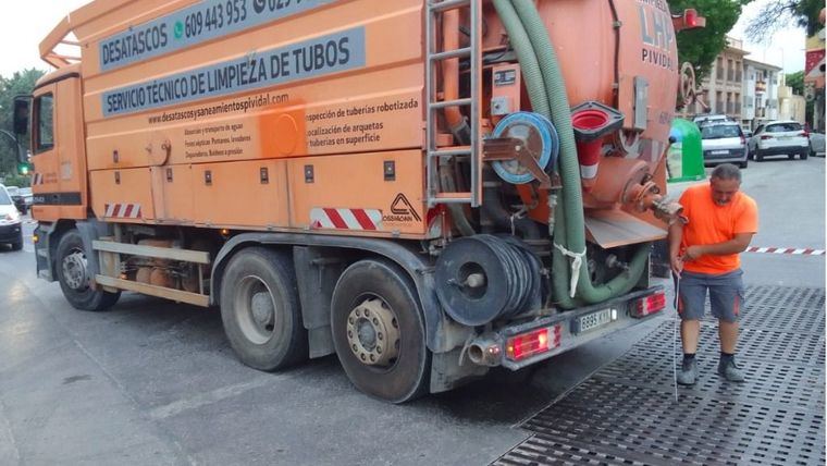 El Ayuntamiento limpia los imbornales de más tamaño para prevenir incidencias con la lluvia