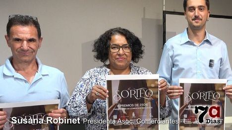 Susana Robinet (c), junto a Miguel Ángel Balsas (i) y el concejal Antonio García (d)