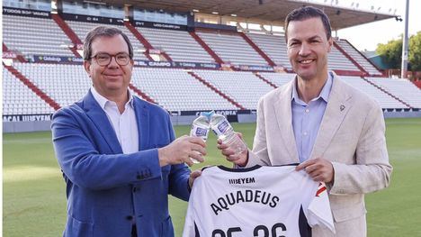 (de izquierda a derecha) Adrián Pérez, director general de Aquadeus, y Víctor Varela, consejero delegado del Albacete Balompié.
