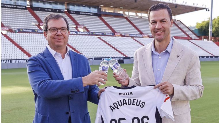 (de izquierda a derecha) Adrián Pérez, director general de Aquadeus, y Víctor Varela, consejero delegado del Albacete Balompié.