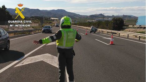En sentido contrario por la autovía y con síntomas de haber tomado alcohol