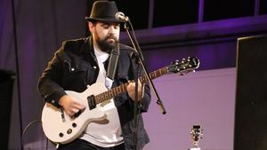 El cantautor alhameño Mayelo actuará en el Festival Mezclaos 2025