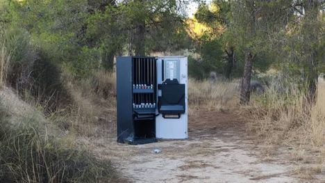 Localizan en un monte de Librilla una máquina de tabaco robada