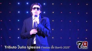 Éxitos de Julio Iglesias cierran las fiesta del Barrio de los Dolores