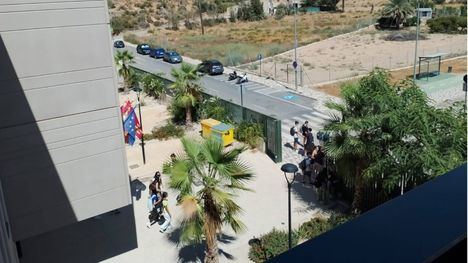 Salida de los alumnos del IES Valle de Leiva por altas temperaturas en las aulas